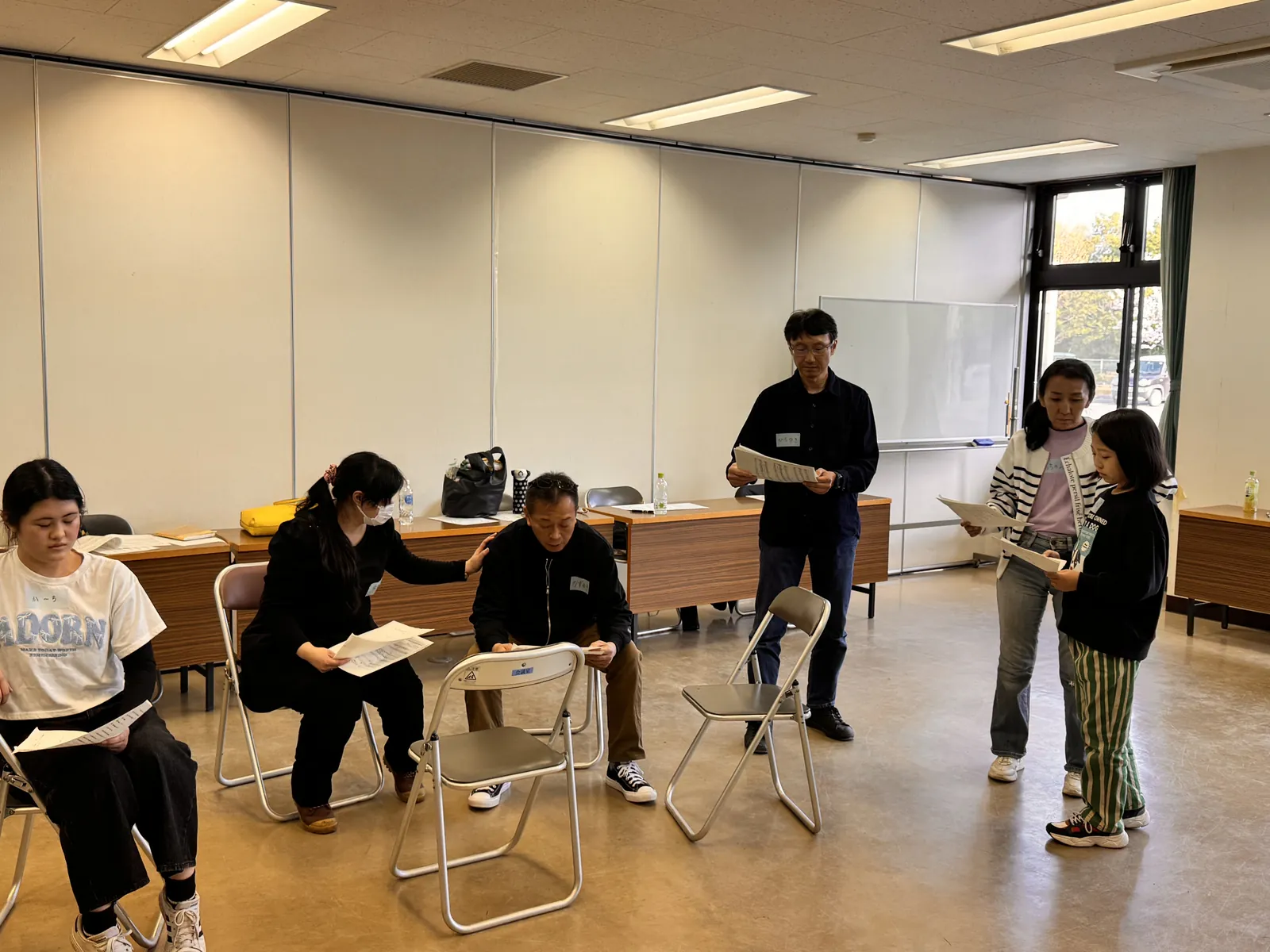 わたらせ演技研究所　稽古の様子。台本を手に、立ち位置を確認しながら進めます